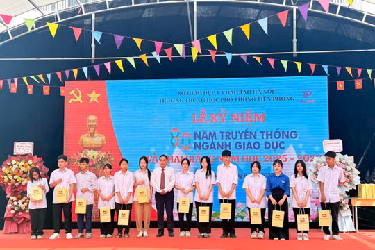 Tặng sách, trao học bổng và phát động cuộc thi 'Đến với Con đường tương lai' dịp khai giảng năm học mới