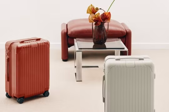 RIMOWA ra mắt hai sắc màu mang hơi thở thiên nhiên cho bộ sưu tập Essential