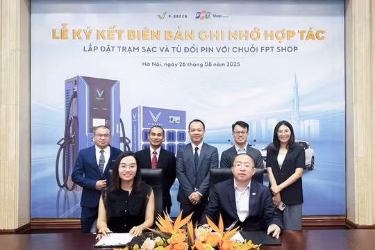 Khách dùng ô tô, xe máy điện VinFast có thể sạc điện tại FPT Shop