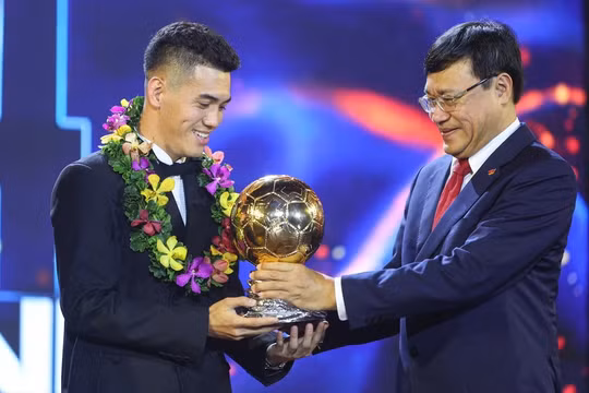 Nhận danh hiệu Quả bóng vàng, Tiến Linh dành toàn bô tiền thưởng làm từ thiện
