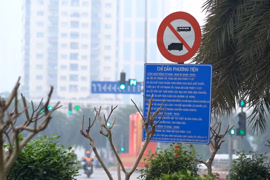 Hà Nội: Biển báo chỉ dẫn “đánh đố” người tham gia giao thông