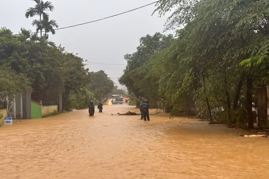 Phú Thọ: Mưa lớn khiến hàng trăm nhà dân bị hư hỏng