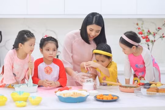 Bản sắc Tết Trung thu xưa được tái hiện với b ánh nướng, tò he và ánh đèn lồng