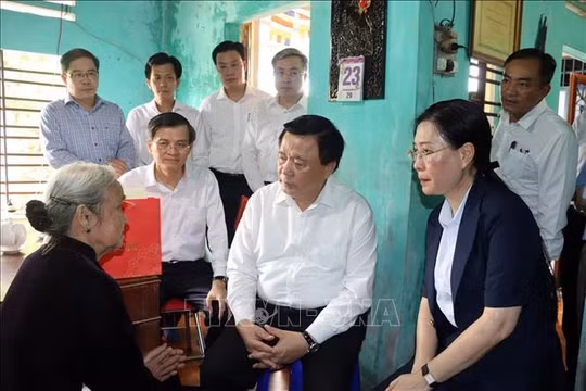 Ủy viên Bộ Chính trị Nguyễn Xuân Thắng thăm, tặng quà gia đình chính sách tiêu biểu