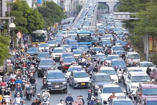 Cấm xe máy chạy xăng trong vành đai 1: Khó nhưng phải làm