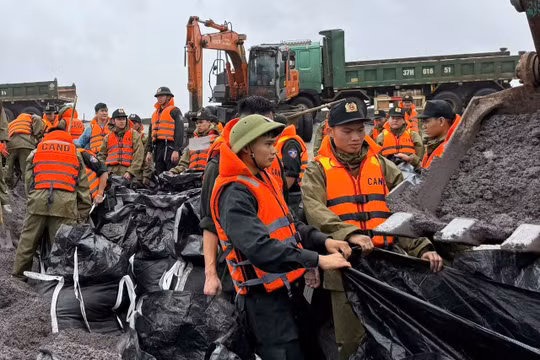 Ninh Bình: Khẩn trương hỗ trợ nhân dân khắc phục hậu quả bão số 10 và mưa lũ