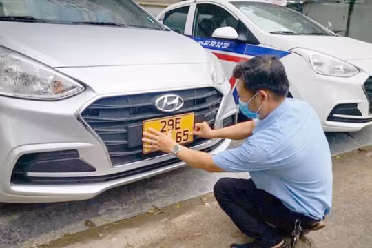 Hàng trăm nghìn xe vận tải khó đăng kiểm vì chưa đổi giấy đăng ký