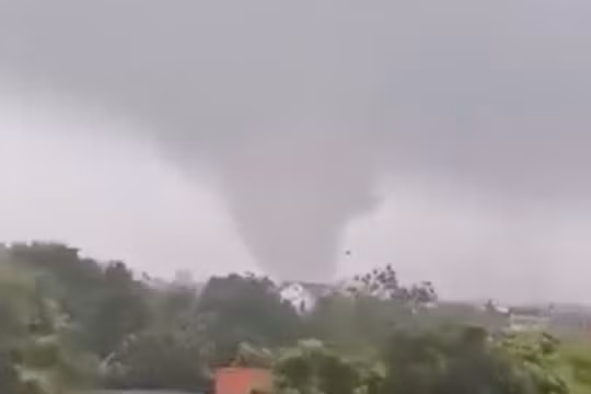 Chuyên gia khí tượng: “Lốc xoáy quy mô nhỏ nhưng sức gió tương đương bão”