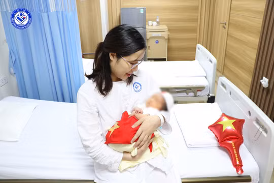 Bé gái chào đời từ phôi thai được trữ đông suốt 11 năm