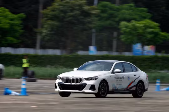 Sedan hạng sang BMW 5 Series thế hệ mới giá cao nhất hơn 3 tỷ đồng