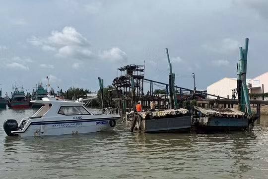 Bắt giữ 9 phương tiện khai thác, vận chuyển cát trái phép trên sông Tiền