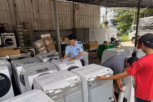 Phát hiện kho đồ điện cũ 'khủng' chứa hàng cấm nhập khẩu ở TP HCM