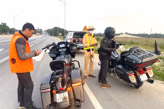 Quảng Bình: Xử lý nhóm thanh niên vi phạm giao thông khi lái xe phân khối lớn