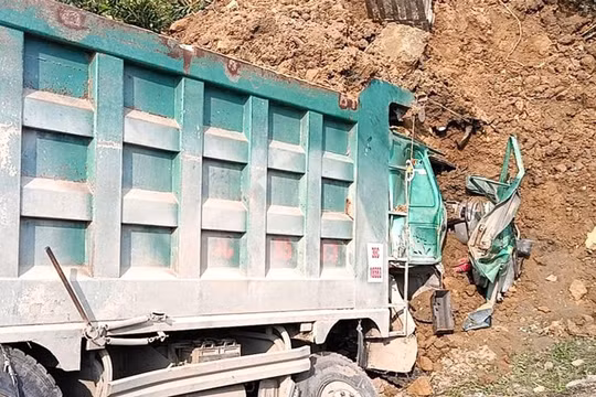 Xe ben đâm vào vách đất sau va chạm, tài xế tử vong tại chỗ