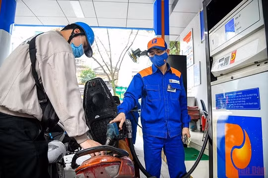 Giá xăng tăng thêm 337 đồng/lít từ chiều nay