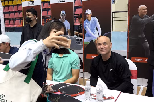 Hàng nghìn cổ động viên chào đón tay vợt Pickleball số 1 thế giới
