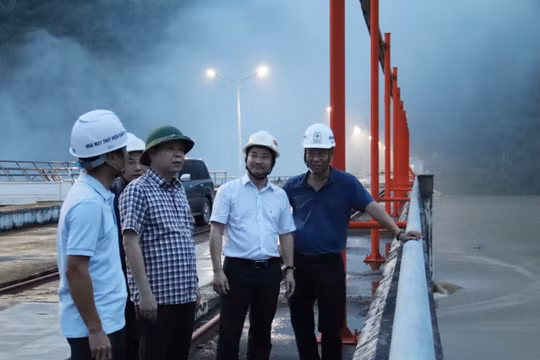 Lũ lớn đổ về, thủy điện Bản Vẽ ứng phó khẩn cấp