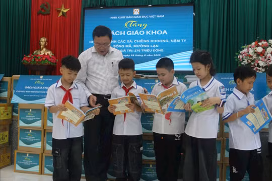 Sách mới đến vùng lũ, tiếp sức học trò tại Sơn La trước năm học mới