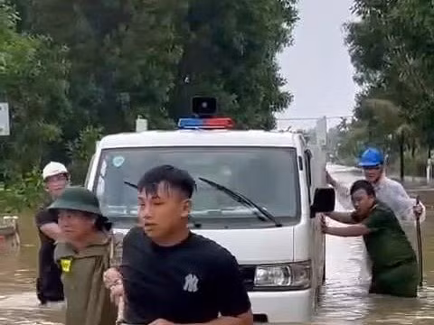 Quảng Ngãi: Lực lượng chức năng băng lũ đưa sản phụ đi sinh an toàn