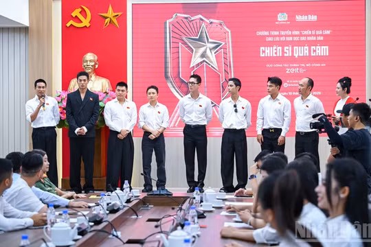 Các nghệ sĩ 'Chiến sĩ quả cảm' giao lưu với bạn đọc tại Báo Nhân Dân