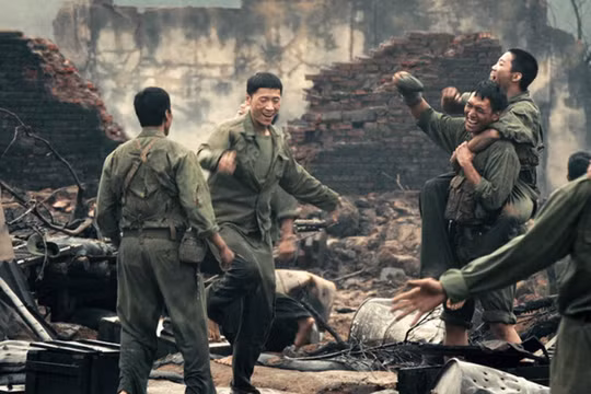 Đạo diễn Đặng Thái Huyền xúc động khi 'Mưa đỏ' chạm mốc doanh thu lịch sử, chuẩn bị rời rạp