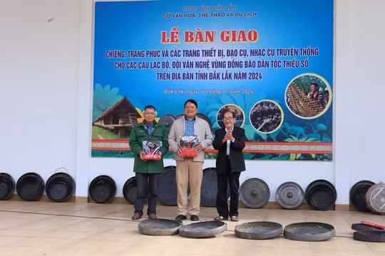 Trao chiêng, tặng áo: Đắk Lắk hỗ trợ thiết thực cho văn hóa dân gian