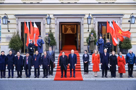 Thủ tướng Donald Tusk chủ trì lễ đón Thủ tướng Phạm Minh Chính thăm chính thức Cộng hòa Ba Lan