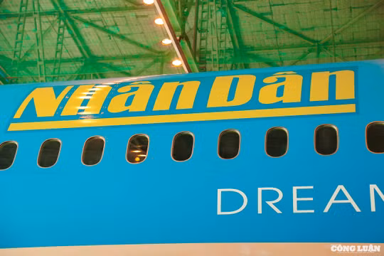Logo Báo Nhân Dân xuất hiện trên thân máy bay Vietnam Airlines kỷ niệm 100 năm Báo chí Cách mạng Việt Nam