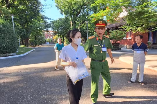 Nữ sinh ở Huế nhầm điểm thi, được công an hỗ trợ kịp thời