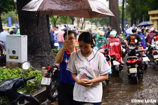 Áo xanh tình nguyện sôi nổi trong kỳ thi tốt nghiệp THPT ở TP HCM
