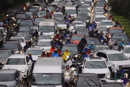 Hà Nội mưa lớn, nhiều tuyến đường ngập sâu, giao thông tê liệt