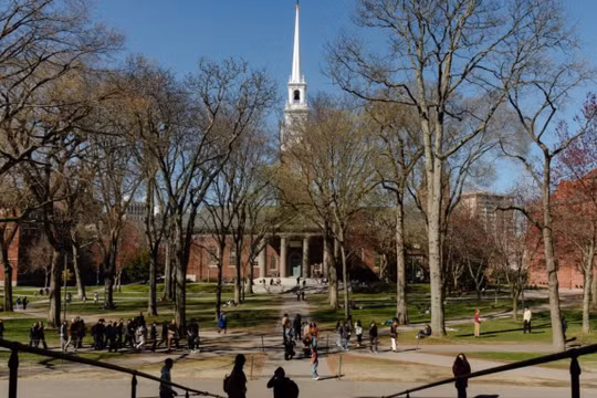 Chính quyền Mỹ có thể cắt giảm thêm 1 tỷ USD tiền tài trợ cho Đại học Harvard