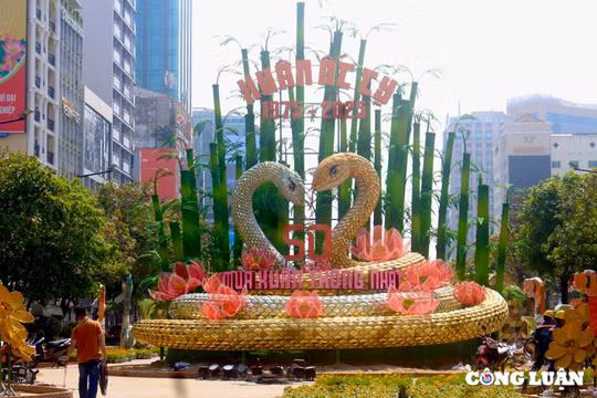 Linh vật rắn đường hoa Nguyễn Huệ TP HCM chính thức 'lộ diện'