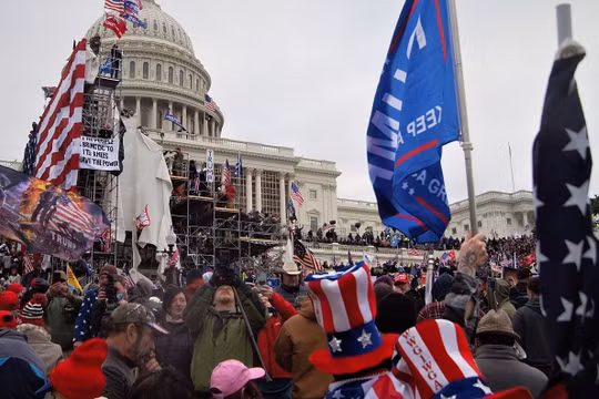 Hàng trăm đối tượng bạo loạn Điện Capitol được thả sau lệnh ân xá của ông Trump