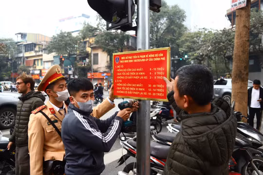 CSGT Hà Nội lắp biển thông báo mức phạt nghị định 168 tại 58 nút giao