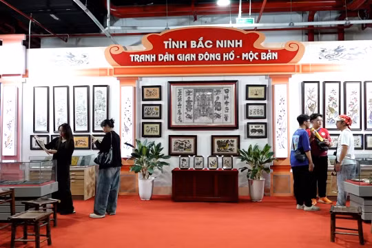 Tranh điệp Đông Hồ 'tỏa sáng' tại Triển lãm thành tựu đất nước