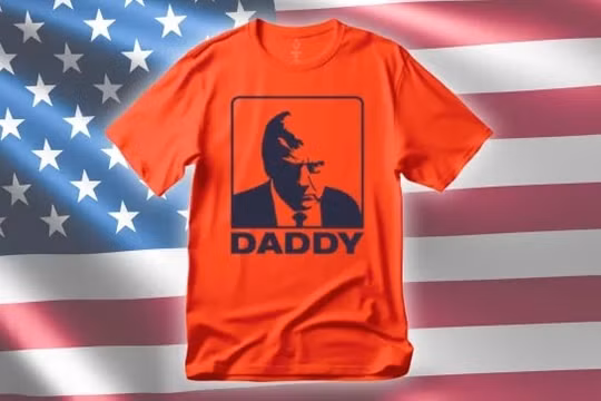 Áo phông in hình ông Trump kèm chữ ‘Daddy’ gây sốt