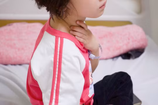 Bé gái 5 tuổi bị dị vật bỏ quên nơi hiếm gặp