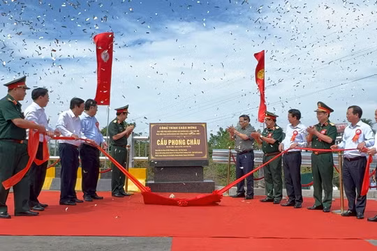 Thủ tướng Chính phủ Phạm Minh Chính dự Lễ khánh thành cầu Phong Châu mới