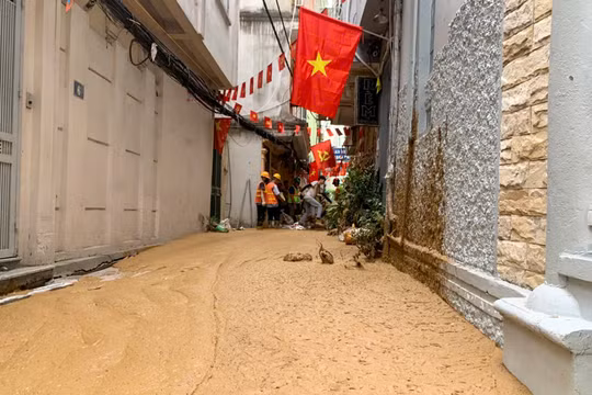 Hà Nội: Sự cố phun bùn tái diễn ở ngõ 7 phố Giang Văn Minh