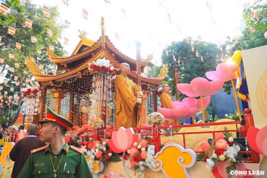 Hàng vạn người dân cung nghinh Xá Lợi Phật Thích Ca Mâu Ni tại chùa Quán Sứ