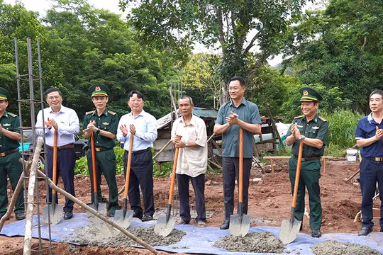 Bộ đội Biên phòng Quảng Bình chung tay xây tổ ấm cho đồng bào dân tộc thiểu số