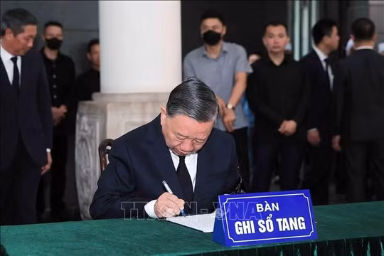 Xúc động những dòng ghi sổ tang viếng nguyên Chủ tịch nước Trần Đức Lương