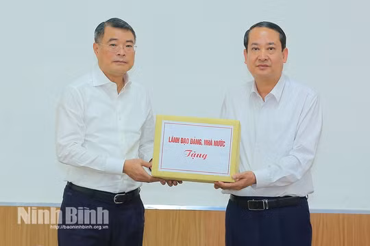 Trao hỗ trợ của Đảng, Nhà nước cho Nhân dân tỉnh Ninh Bình khắc phục hậu quả bão số 10