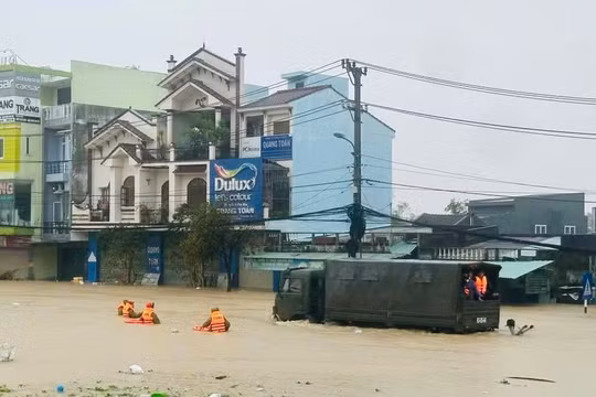 Đê sông Luật Lễ bị vỡ trong đêm, Gia Lai chìm trong biển nước