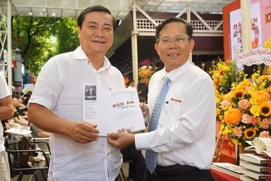 Sách ‘Dấu ấn 30 năm nghề báo’: Hành trình không ngừng học hỏi, tìm tòi, nghiên cứu
