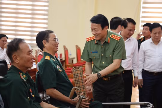 Bộ trưởng Bộ Công an Lương Tam Quang thăm, tặng quà tại Trung tâm điều dưỡng người có công tỉnh Phú Thọ