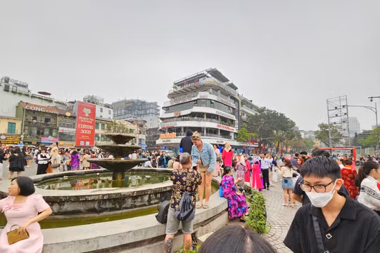 Bất chấp cảnh báo, người dân vẫn 'ùn ùn' check-in toà nhà Hàm Cá Mập trước khi tháo dỡ