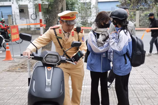 “Cổng trường an toàn giao thông” nâng cao ý thức của phụ huynh và học sinh