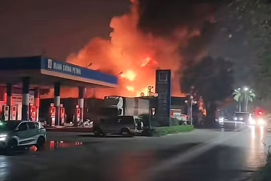 Hà Nội: Cháy khu nhà rộng hàng trăm m2 gần cây xăng